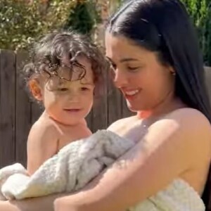Et le 31 mai 2023, ses fans ont pu découvrir le visage de son fils Kingsley
Coralie Porrovecchio dévoile le visage de son fils Kingsley