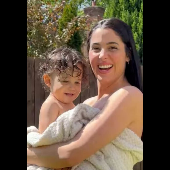 Très vite, des internautes ont fait savoir que le petit garçon ressemblait beaucoup à sa maman
Coralie Porrovecchio dévoile le visage de son fils Kingsley