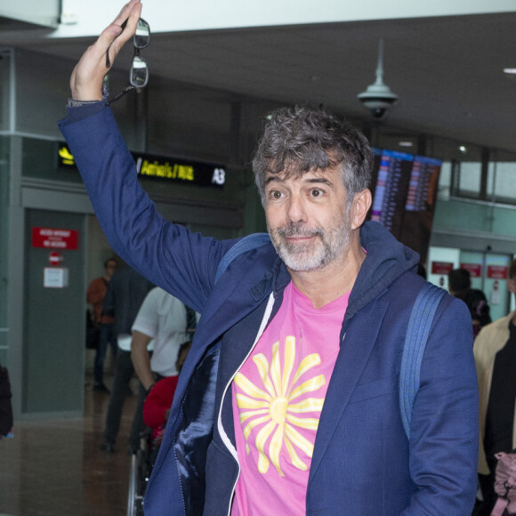 Lors d'une interview pour "Télé Loisirs", l'homme de télé et agent immobilier a laissé supposer qu'il n'était plus un coeur à prendre.
Stephane Plaza - Les célébrités arrivent à l'aéroport de Nice lors du 76ème Festival International du Film de Cannes, le 17 mai 2023. © Perusseau / Da Silva / Bestimage