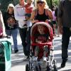 Gwen Stefani , son mari et ses enfants (28 février 2010 au zoo de Los Angeles)