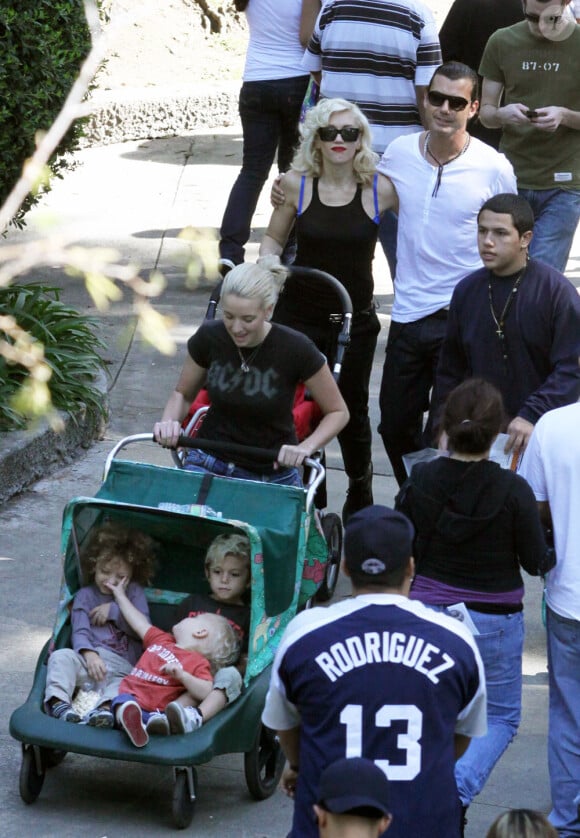Gwen Stefani, son mari et ses enfants (28 février 2010 au zoo de Los Angeles)