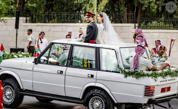 Tous étaient réunis au sein du palais pour assister à ce superbe mariage. Mais ils ont également été témoins d'un léger malaise survenu au moment où les futurs mariés s'arrêtaient à s'échanger leurs alliances.
Mariage du prince Hussein de Jordanie et de Rajwa al Saif, au palais Zahran à Amman, Jordanie, le 1er juin 2023. 