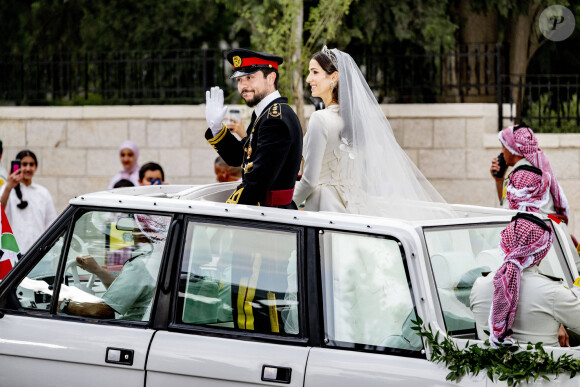 Pour rappel, ce jeudi au Palais Zahran, où l'actuel souverain avait épousé Rania il y a trente ans, le prince Hussein de Jordanie s'est marié avec la resplendissante Rajwa-al-Saif.
Mariage du prince Hussein de Jordanie et de Rajwa al Saif, au palais Zahran à Amman Jordanie).
