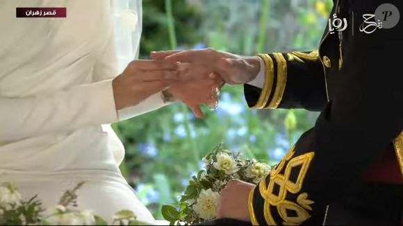 Le prince Hussein de Jordanie et Rajwa-al-Saif rencontrent un problème avec leurs alliances pendant leur mariage. @ Capture d'écran / Roya News English