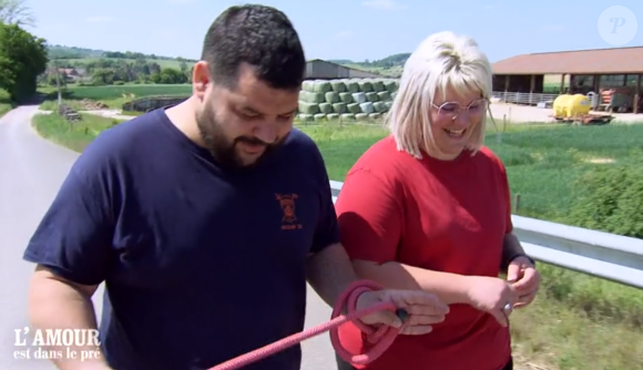 Tout s'est bien passé
Noémie avec son prétendant Gaël dans "L'amour est dans le pré" - M6