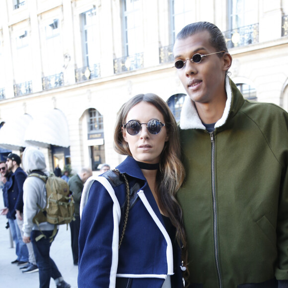 Le chanteur Stromae, se laisse pousser les cheveux, et sa femme Coralie Barbier - People arrivant au défilé de mode "Louis Vuitton", collection prêt-à-porter Printemps-Eté 2017 à Paris, le 5 octobre 2016.© Christophe Aubert via Bestimage 
