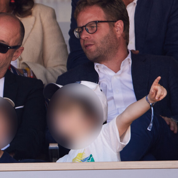 Loin de Raphaël Glucksmann, Léa Salamé a donc conjugué avec ses deux fils.
Léa Salamé dans les tribunes de Roland-Garros avec son fils et son beau-fils, à Paris, le 3 juin 2023.
© Jacovides-Moreau / Bestimage