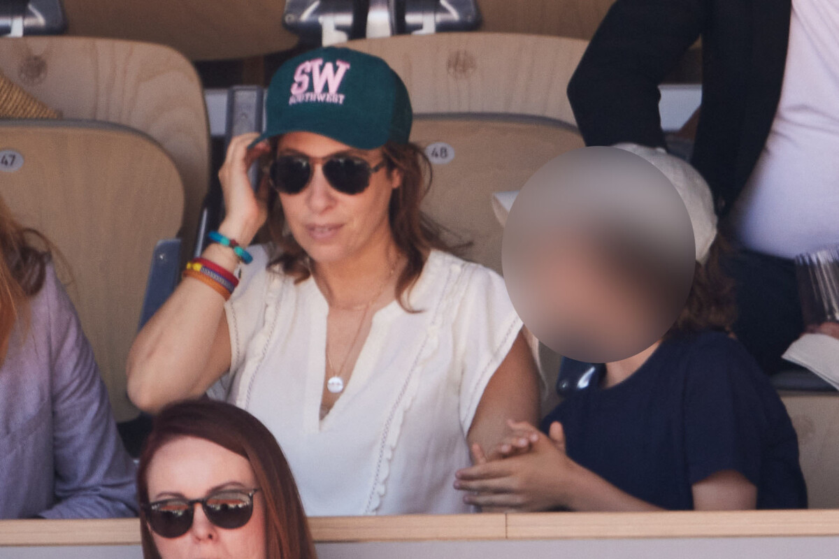 Photo : La présentatrice de "Quelle Époque !" a sorti la casquette et