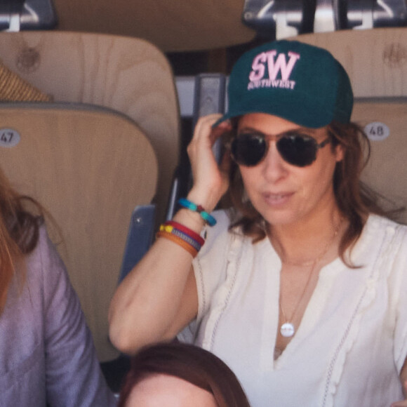 La présentatrice de "Quelle Époque !" a sorti la casquette et les lunettes pour l'occasion.
Léa Salamé en tribunes lors des Internationaux de France de tennis de Roland-Garros 2023 à Paris, France, le 3 juin 2023.
© Moreau-Jacovides/Bestimage