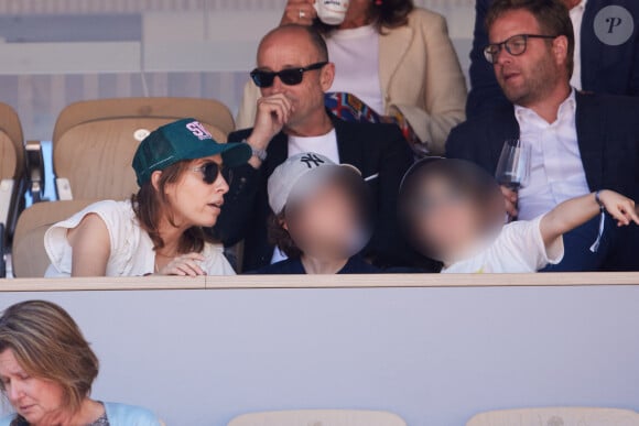 Une après-midi à Roland-Garros, Léa Salamé en rêvait.
Léa Salamé dans les tribunes de Roland-Garros avec son fils et son beau-fils, à Paris, le 3 juin 2023.
© Jacovides-Moreau / Bestimage