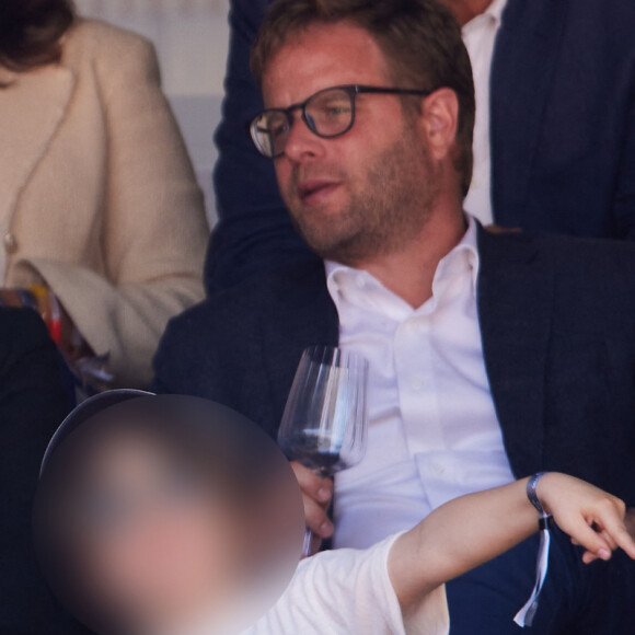 Une après-midi à Roland-Garros, Léa Salamé en rêvait.
Léa Salamé dans les tribunes de Roland-Garros avec son fils et son beau-fils, à Paris, le 3 juin 2023.
© Jacovides-Moreau / Bestimage