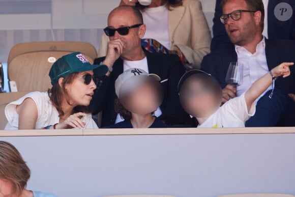 Léa Salamé dans les tribunes de Roland-Garros avec son fils et son beau-fils, à Paris, le 3 juin 2023.
© Jacovides-Moreau / Bestimage