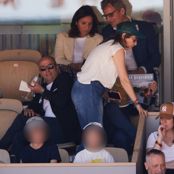 Léa Salamé en tenue estivale à Roland-Garros avec son fils et son beau-fils, à Paris, le 3 juin 2023.
© Jacovides-Moreau / Bestimage