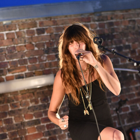 Exclusif - Lou Doillon en concert lors de la soirée de présentation de la nouvelle plateforme de marque "Génération IKKS" et de la première capsule iconique "La Leather Story" sur les toits de la capitale, rue d'Abbeville, à Paris. Le 8 septembre 2021 © Rachid Bellak / Bestimage