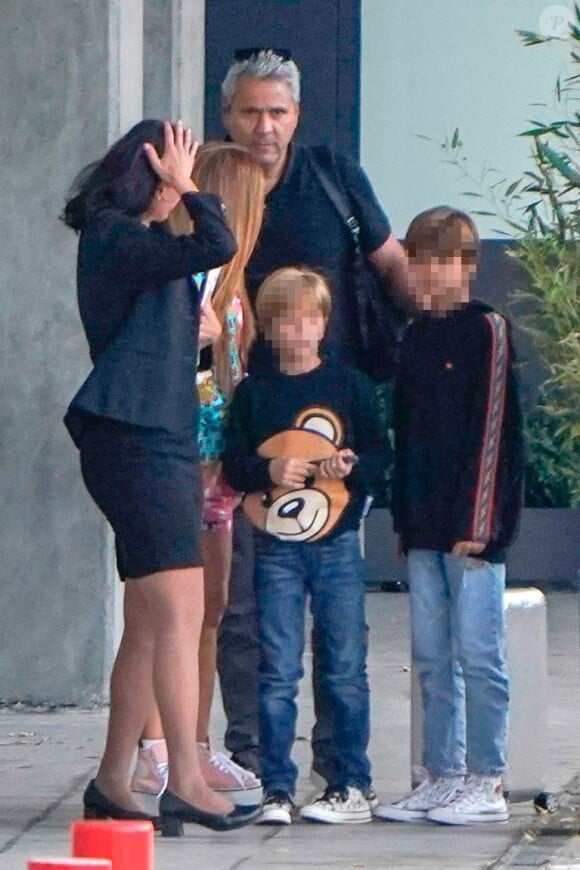 Shakira et ses enfants Milan, 10 ans, et Sasha, 8 ans, aperçus de retour à l'aéroport de Barcelone, le 4 juin 2023.