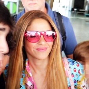 Shakira de nouveau en couple avec un célèbre sportif ?
 
Shakira et ses enfants Milan, 10 ans, et Sasha, 8 ans, aperçus de retour à l'aéroport de Barcelone.