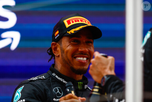 Sur la photo de leur soirée, on peut voir que Lewis Hamilton pose sa main autour de la hanche de Shakira
 
Lewis Hamilton - M.Verstappen remporte le Grand prix de F1 d'Espagne à Barcelone, le 4 juin 2023. © Motorsport Images / Panoramic / Bestimage