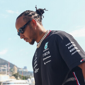 Lewis Hamilton arrive aux paddocks à quelques heures du Grand Prix de Formule 1 de Monaco, le 28 Mai 2023.