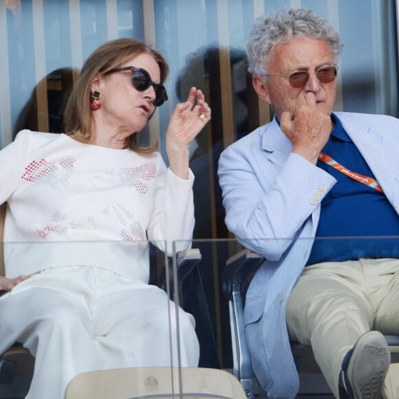 Ce mardi, il a été apercu très à l'aise en tribunes, le pied posé sur le siège situé devant lui.
Nelson Monfort et sa femme Dominique en tribunes lors des Internationaux de France de tennis de Roland Garros 2023, à Paris, France, le 6 juin 2023. © Jacovides-Moreau/Bestimage 