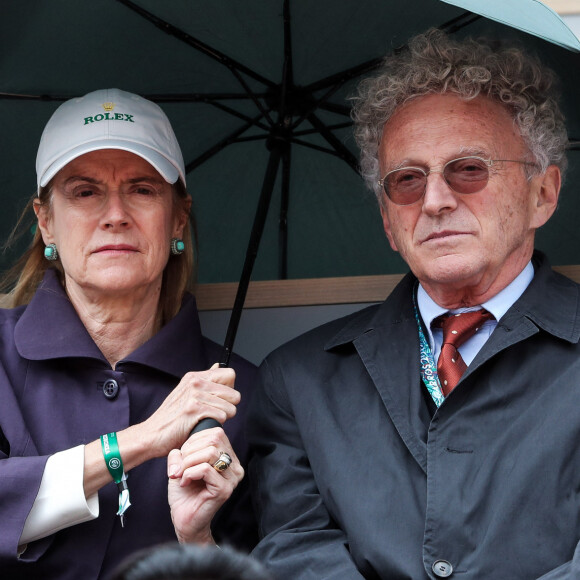 Il ont ensemble deux filles : Isaure (36 ans) et Victoria (33 ans).
Nelson Monfort et sa femme Dominique Monfort - Célébrités dans les tribunes des internationaux de France de tennis de Roland Garros à Paris, France, le 7 juin 2019. © Cyril Moreau/Bestimage