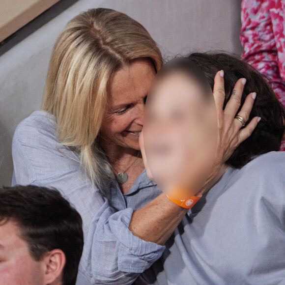 Les quarts de finale ont débuté, du côté de Roland Garros, le mardi 6 juin 2023.
Estelle Lefébure et son fils Giuliano Ramette en tribunes lors des Internationaux de France de tennis de Roland Garros 2023, à Paris, le 6 juin 2023. © Jacovides-Moreau/Bestimage