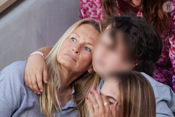 Le public a notamment hurlé de déception face à la défaite du chouchou grec, Stéfanos Tsitsipas.
Estelle Lefébure et son fils Giuliano Ramette en tribunes lors des Internationaux de France de tennis de Roland Garros 2023, à Paris, le 6 juin 2023. © Jacovides-Moreau/Bestimage