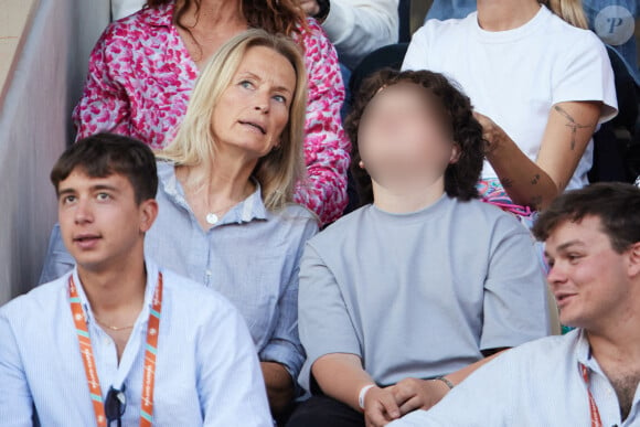 Les matchs qui ont eu lieu sur le Court Philippe-Chatrier ont été riches en rebondissements
Estelle Lefébure et son fils Giuliano Ramette en tribunes lors des Internationaux de France de tennis de Roland Garros 2023, à Paris, le 6 juin 2023. © Jacovides-Moreau/Bestimage