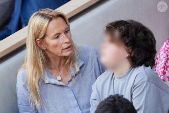 Plus que quelques jours avant la remise des coupes !
Estelle Lefébure et son fils Giuliano Ramette en tribunes lors des Internationaux de France de tennis de Roland Garros, à Paris. © Jacovides-Moreau/Bestimage