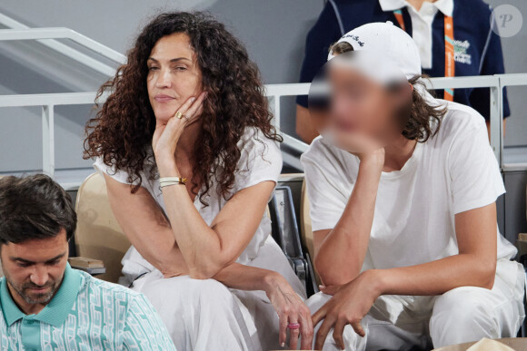 Malgré son jeune âge, cet ado est immense et dépasse déjà sa maman
Linda Hardy et son fils Andréa en tribunes lors des Internationaux de France de tennis de Roland Garros 2023, à Paris, France, le 6 juin 2023. © Jacovides-Moreau/Bestimage People at