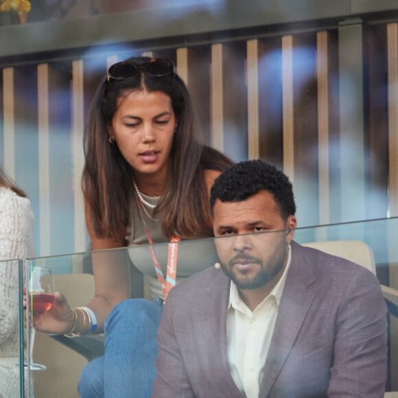 Jo-Wilfried Tsonga et sa femme Noura El Shwekh - Tribunes lors des Internationaux de France de tennis de Roland Garros 2023, à Paris, le 6 juin 2023. © Jacovides-Moreau/Bestimage