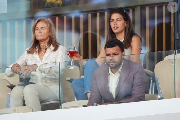 Jo-Wilfried Tsonga et sa femme Noura El Shwekh - Tribunes lors des Internationaux de France de tennis de Roland Garros 2023, à Paris, le 6 juin 2023. © Jacovides-Moreau/Bestimage
