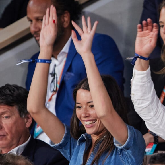 Ils n'étaient pas les seuls puisque Thomas Hollande a assisté au match avec son épouse Emilie Broussouloux.
Thomas Hollande avec sa femme Emilie - Tribunes lors des Internationaux de France de tennis de Roland Garros 2023, à Paris, le 6 juin 2023. © Jacovides-Moreau/Bestimage