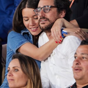 Le mardi 6 juin 2023, les quarts de finale de Roland Garros ont débuté.
Thomas Hollande avec sa femme Emilie - Tribunes lors des Internationaux de France de tennis de Roland Garros 2023, à Paris, le 6 juin 2023. © Jacovides-Moreau/Bestimage