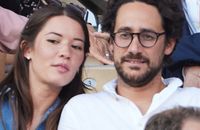 PHOTOS Thomas Hollande et Emilie Broussouloux amoureux tactiles, câlins et tendres caresses en tribunes de Roland-Garros