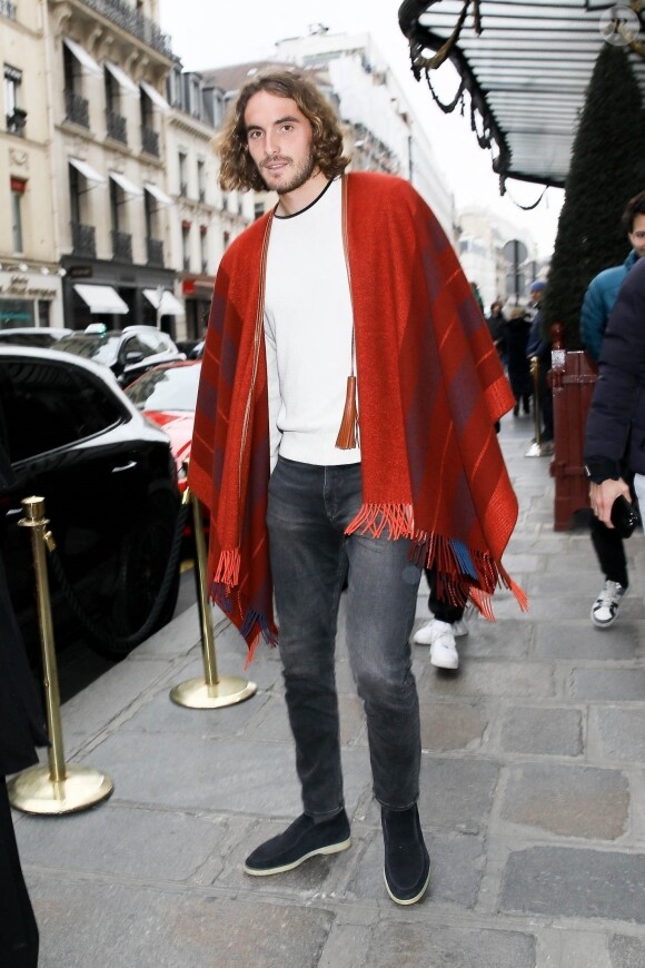 Exclusif - Le joueur de tennis grec Stefanos Tsitsipas se promène lors de la Fashion Week à Paris le 5 mars 2023.  Paris, FRANCE - EXCLUSIVE - Game, Set, Style: Stefanos Tsitsipas serves up some serious fashion inspiration at Fashion Week in Paris, France. Pictured: Stefanos Tsitsipas 