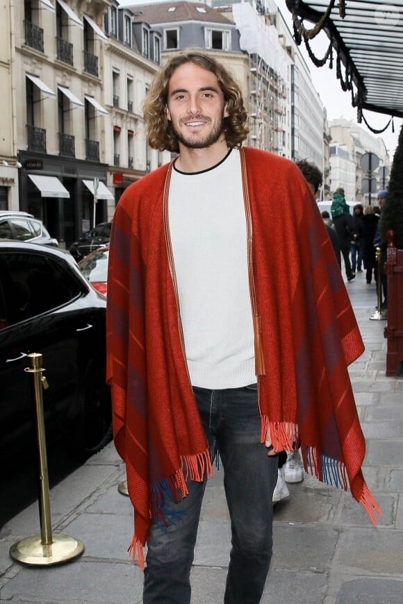 Exclusif - Le joueur de tennis grec Stefanos Tsitsipas se promène lors de la Fashion Week à Paris le 5 mars 2023.  Paris, FRANCE - EXCLUSIVE - Game, Set, Style: Stefanos Tsitsipas serves up some serious fashion inspiration at Fashion Week in Paris, France. Pictured: Stefanos Tsitsipas 