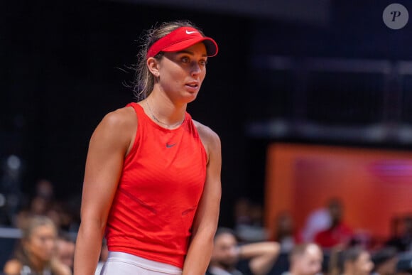 Paula Badosa - Match de tennis lors du tournoi "2022 World Tennis League" : Caroline Garcia remporte la victoire face à Paula Badosa (6/4 - 6/3) le 21 décembre 2022. © Nicolas Briquet / Bestimage 