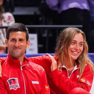 Paula Badosa fait un massage à Novak Djokovic pendant le match "Iga Swiatek - Aryna Sabalenka (6/1 - 6/3)" lors du tournoi World Tennis League de Dubaï, le 23 décembre 2022. © Nicolas Briquet / Bestimage