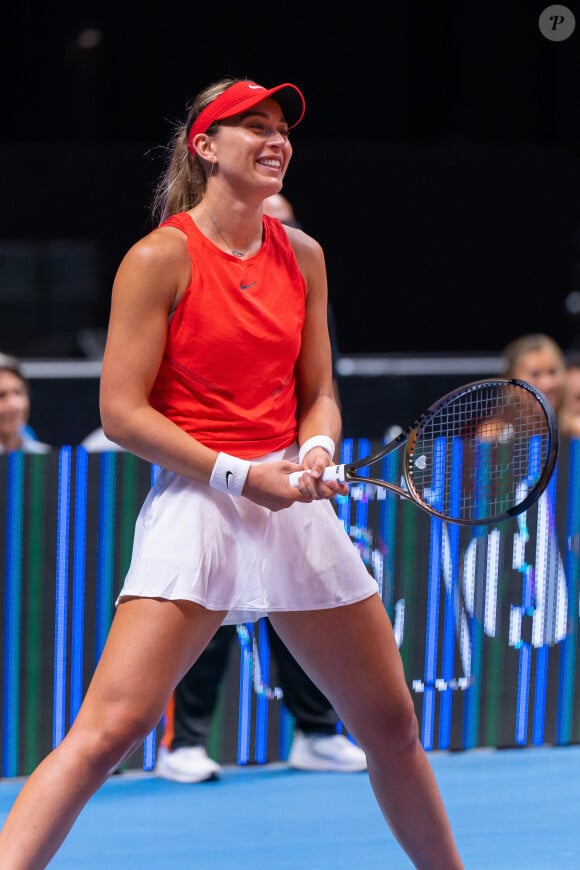 Paula Badosa - Match de tennis lors du tournoi "2022 World Tennis League" : Caroline Garcia remporte la victoire face à Paula Badosa (6/4 - 6/3) le 21 décembre 2022. © Nicolas Briquet / Bestimage 