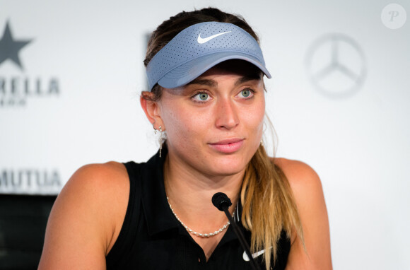 Il s'agit de la belle Espagnole Paula Badosa, joueuse de tennis comme lui.
Paula Badosa bat Belinda Bencic (6 - 4, 7 - 5) et se qualifie pour la demi-finale de l'Open de tennis de Madrid, le 5 mai 2021. 