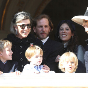 Sacha Casiraghi, Stephano Casiraghi, Francesco Casiraghi, la princesse Caroline de Hanovre, Andrea Casiraghi avec sa femme Tatiana Santo Domingo et Beatrice Borromeo - La famille princière de Monaco apparaît au balcon du palais lors de la fête nationale de Monaco, le 19 novembre 2021. © Bebert-Jacovides/Bestimage 