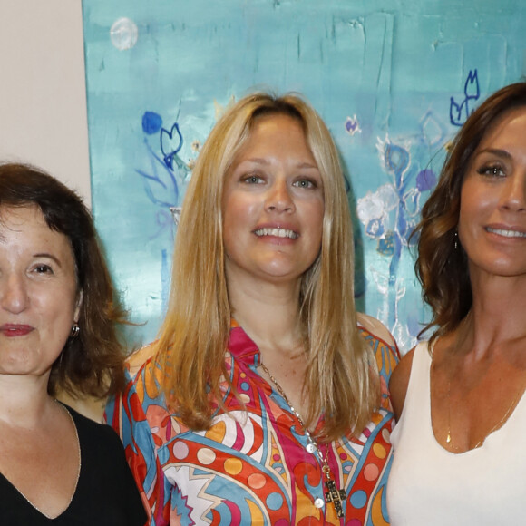 Anne Roumanoff, Caroline Faindt, Virginie Guilhaume - Vernissage de l'exposition "Les couleurs de la mémoire" de Caroline Faindt à la mairie du 8e à Paris. Le 7 juin 2023. © Marc Ausset-Lacroix / Bestimage