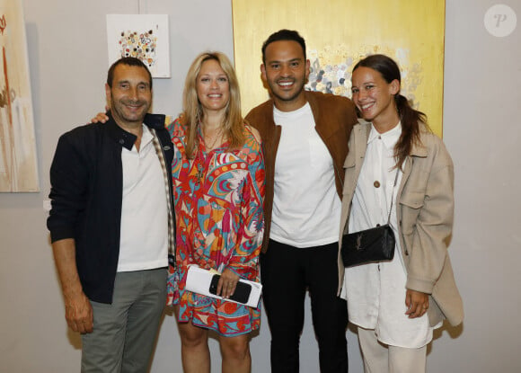 Ainsi que son célèbre compagnon Zinedine Zoualem.
Zinedine Soualem, Caroline Faindt, Mohamed Bouhafsi, Angeline - Vernissage de l'exposition "Les couleurs de la mémoire" de Caroline Faindt à la mairie du 8e à Paris. Le 7 juin 2023. © Marc Ausset-Lacroix / Bestimage