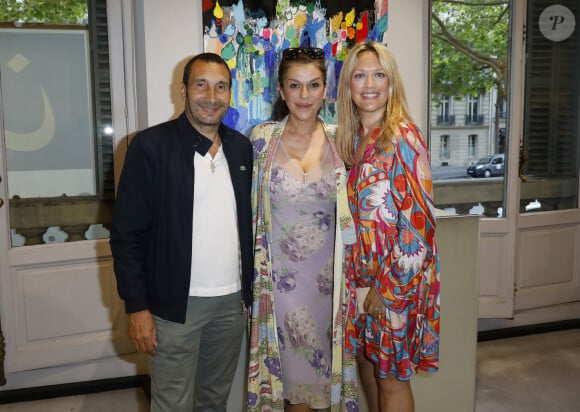 Zinedine Soualem, Jovanka Sopalovic, Caroline Faindt - Vernissage de l'exposition "Les couleurs de la mémoire" de Caroline Faindt à la mairie du 8e à Paris. Le 7 juin 2023. © Marc Ausset-Lacroix / Bestimage