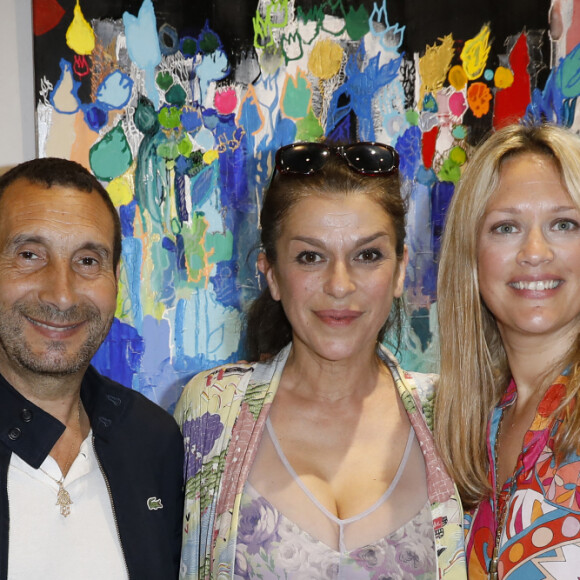 Zinedine Soualem, Jovanka Sopalovic, Caroline Faindt - Vernissage de l'exposition "Les couleurs de la mémoire" de Caroline Faindt à la mairie du 8e à Paris. Le 7 juin 2023. © Marc Ausset-Lacroix / Bestimage