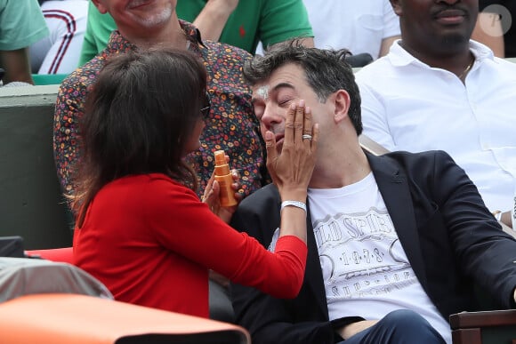 Stéphane Plaza et Karine Le Marchand plaisantent et s'amusent à Roland Garros - People dans les tribunes lors des internationaux de tennis de Roland Garros à Paris le 4 juin 2018