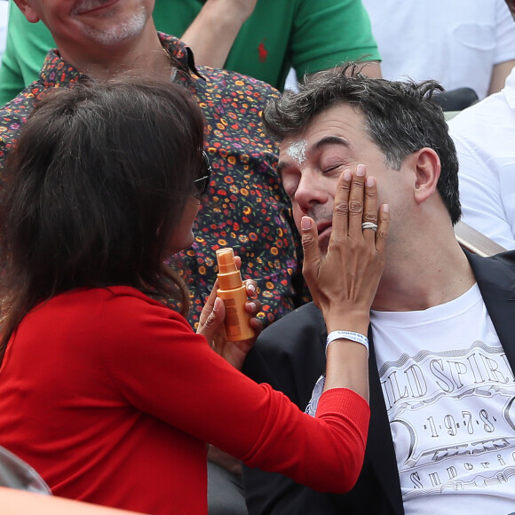 Stéphane Plaza et Karine Le Marchand plaisantent et s'amusent à Roland Garros - People dans les tribunes lors des internationaux de tennis de Roland Garros à Paris le 4 juin 2018