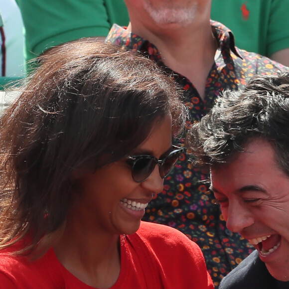 Stéphane Plaza et Karine Le Marchand plaisantent et s'amusent à Roland Garros - People dans les tribunes lors des internationaux de tennis de Roland Garros à Paris le 4 juin 2018.