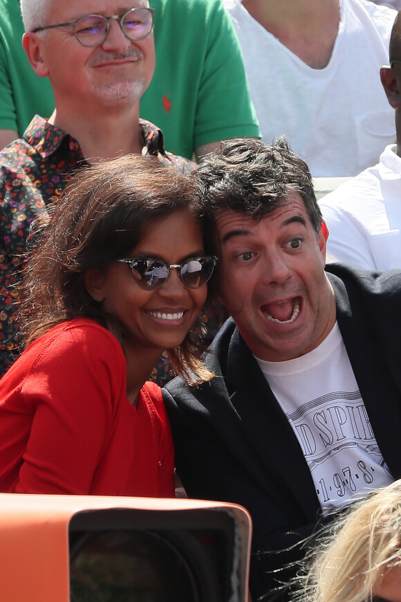 Stéphane Plaza et Karine Le Marchand plaisantent et s'amusent à Roland Garros - People dans les tribunes lors des internationaux de tennis de Roland Garros à Paris le 4 juin 2018