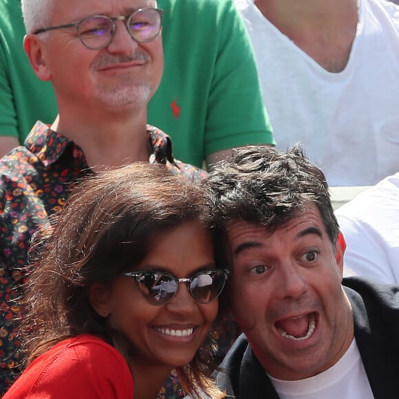 Stéphane Plaza et Karine Le Marchand plaisantent et s'amusent à Roland Garros - People dans les tribunes lors des internationaux de tennis de Roland Garros à Paris le 4 juin 2018